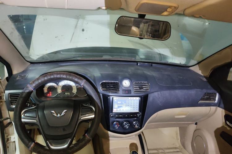 Used Wuling Hongguang 2014 1.5L S Comfort Model Center Console