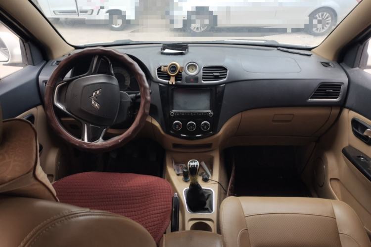 Used Wuling Hongguang 2014 1.5L S Comfort Model Center Console