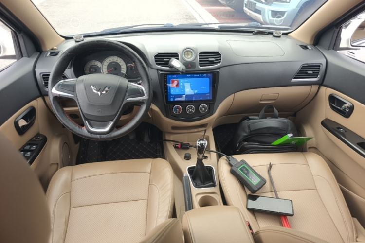 Used Wuling Hongguang 2014 1.5L S Comfort Model Center Console