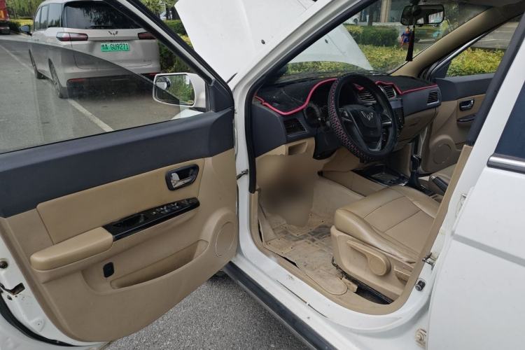 Used Wuling Hongguang 2014 1.5L S Luxury Model Driver Seat
