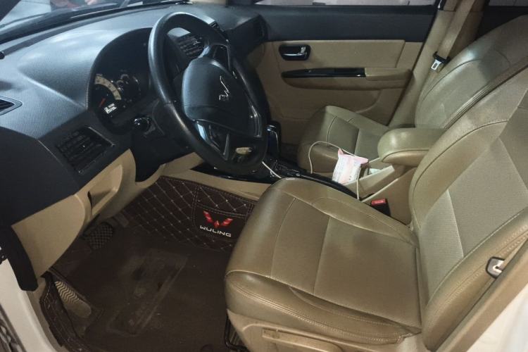 Used Wuling Hongguang 2014 1.5L S Automatic Luxury Model Driver Seat