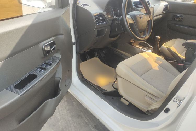 Used Wuling Hongguang 2014 1.5L S Standard Version Driver Seat