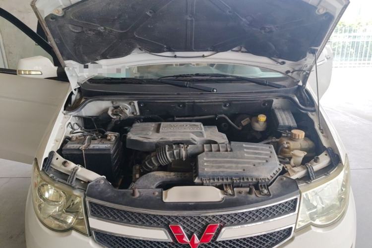 Used Wuling Hongguang 2014 1.5L S Luxury Model Engine Bay