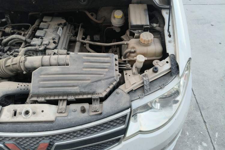 Used Wuling Hongguang 2014 1.5L S Standard Version Engine Bay Left