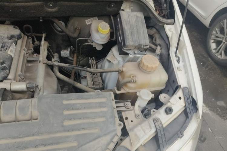 Used Wuling Hongguang 2014 1.5L S Standard Version Engine Bay Left