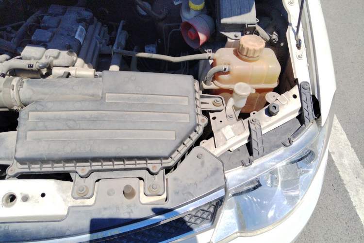 Used Wuling Hongguang 2014 1.5L S Standard Version Engine Bay Left