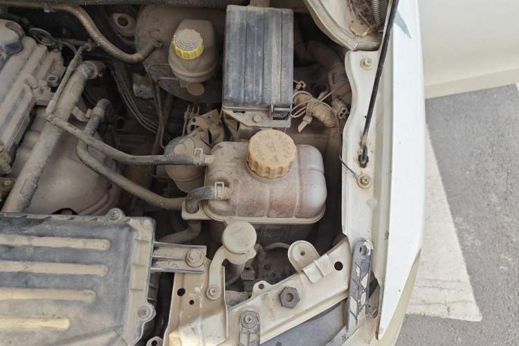 Used Wuling Hongguang 2014 1.5L S Standard Version Engine Bay Left