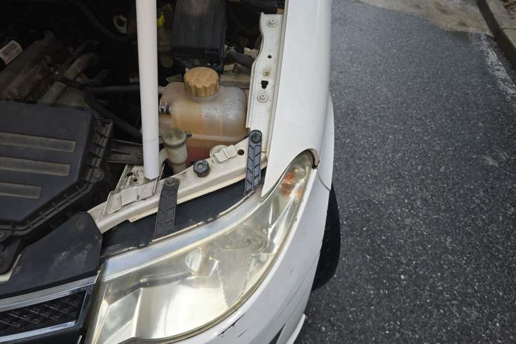 Used Wuling Hongguang 2014 1.5L S Standard Version Engine Bay Left
