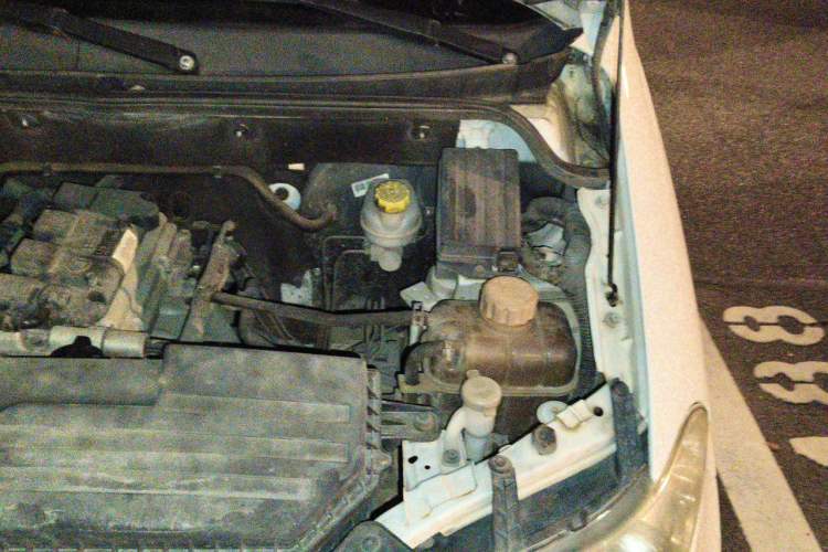 Used Wuling Hongguang 2014 1.5L S Standard Version Engine Bay Left