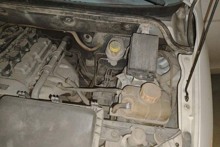 Used Wuling Hongguang 2014 1.2L S Comfort Model China IV Engine Bay Left