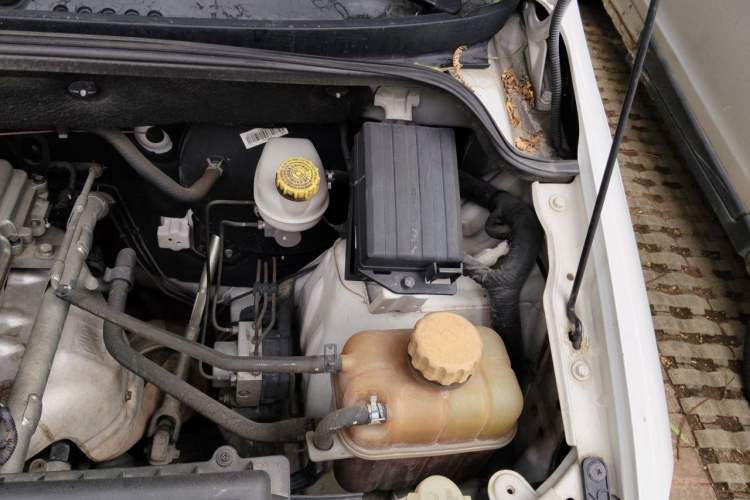 Used Wuling Hongguang 2014 1.5L S Standard Version Engine Bay Left