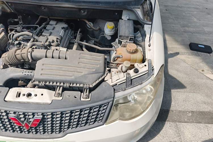 Used Wuling Hongguang 2014 1.5L Base Version Engine Bay Left