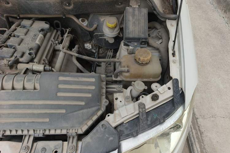 Used Wuling Hongguang 2014 1.5L S Standard Version Engine Bay Left