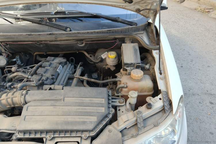 Used Wuling Hongguang 2014 1.5L S Standard Version Engine Bay Left