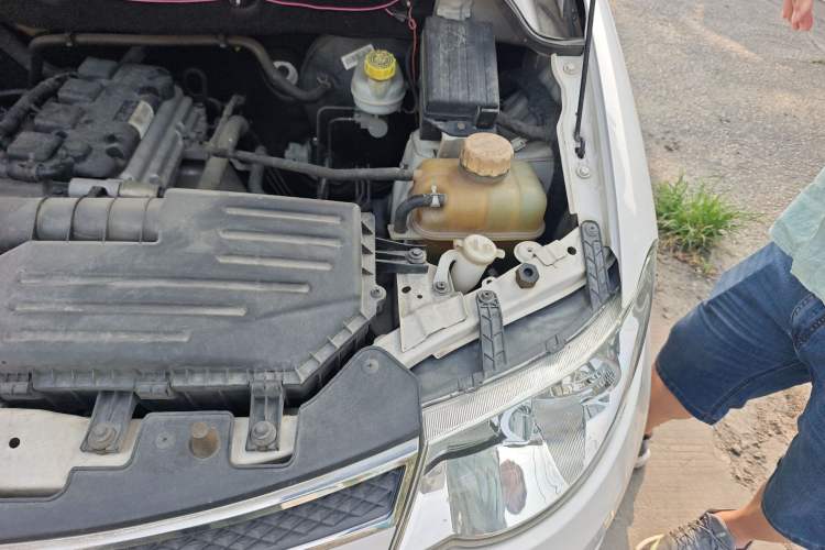 Used Wuling Hongguang 2014 1.5L S Standard Version Engine Bay Left