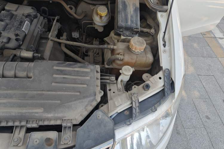 Used Wuling Hongguang 2014 1.5L S Standard Version Engine Bay Left