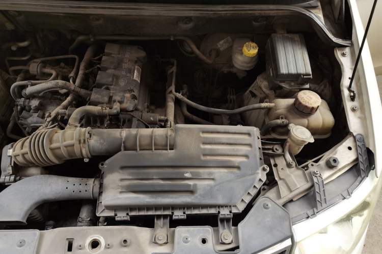 Used Wuling Hongguang 2014 1.5L S Standard Version Engine Bay Left