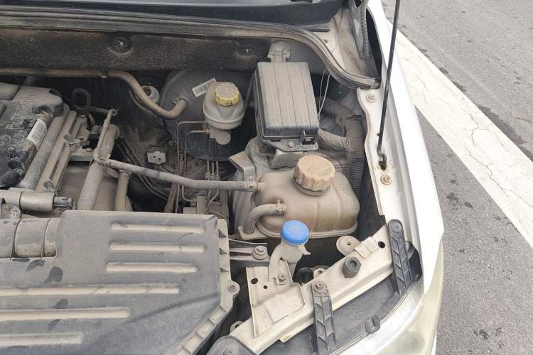 Used Wuling Hongguang 2014 1.5L S Standard Version Engine Bay Left