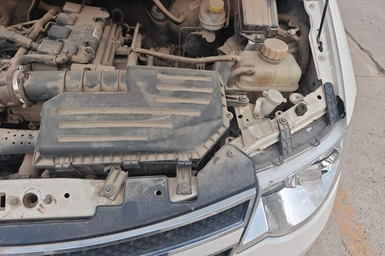 Used Wuling Hongguang 2014 1.5L S Standard Version Engine Bay Left