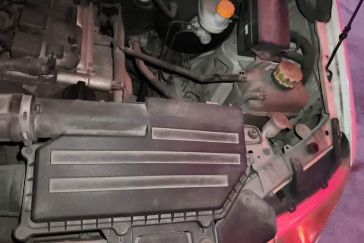 Used Wuling Hongguang 2014 1.5L S Standard Version Engine Bay Left