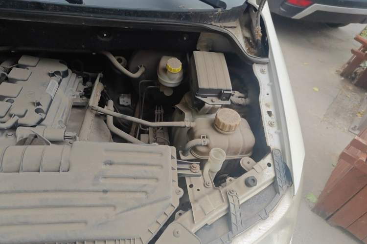 Used Wuling Hongguang 2014 1.5L S Standard Version Engine Bay Left