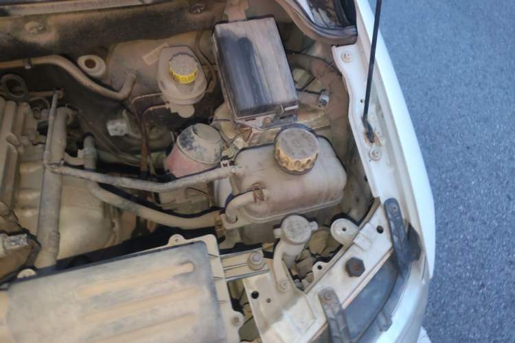 Used Wuling Hongguang 2014 1.5L S Standard Version Engine Bay Left