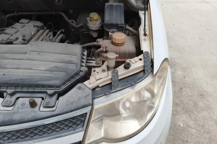Used Wuling Hongguang 2014 1.5L S Standard Version Engine Bay Left