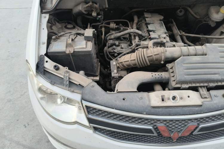 Used Wuling Hongguang 2014 1.5L S Standard Version Engine Bay Right
