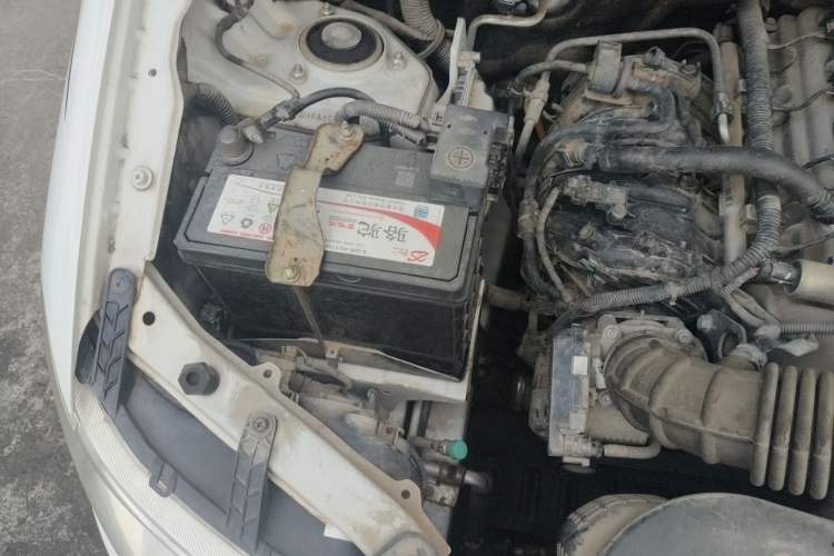 Used Wuling Hongguang 2014 1.5L S Standard Version Engine Bay Right
