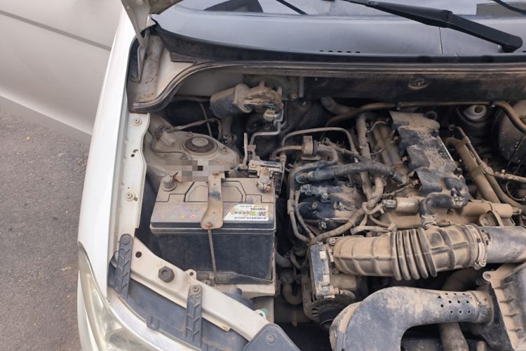 Used Wuling Hongguang 2014 1.5L S Standard Version Engine Bay Right