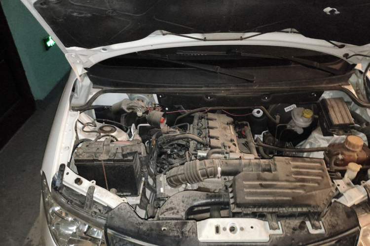 Used Wuling Hongguang 2014 1.5L S Standard Version Engine Bay Right