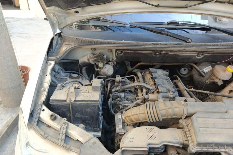 Used Wuling Hongguang 2014 1.5L S Standard Version Engine Bay Right