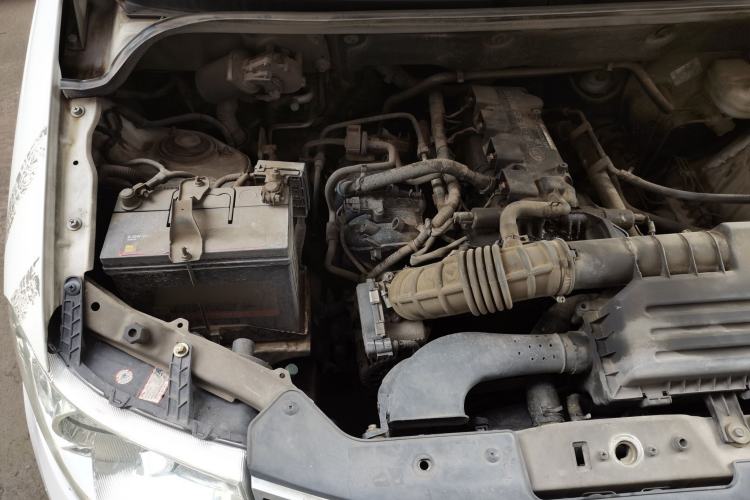 Used Wuling Hongguang 2014 1.5L S Standard Version Engine Bay Right