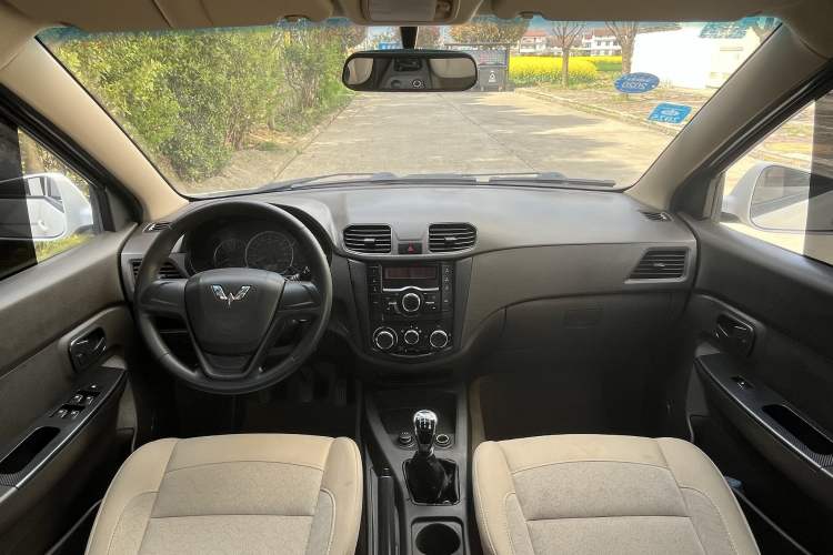 Used Wuling Hongguang 2014 1.5L S Standard Version Interior 1