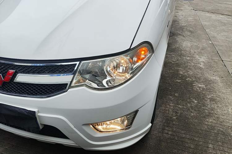 Used Wuling Hongguang 2014 1.5L S Standard Version Left Front Headlight