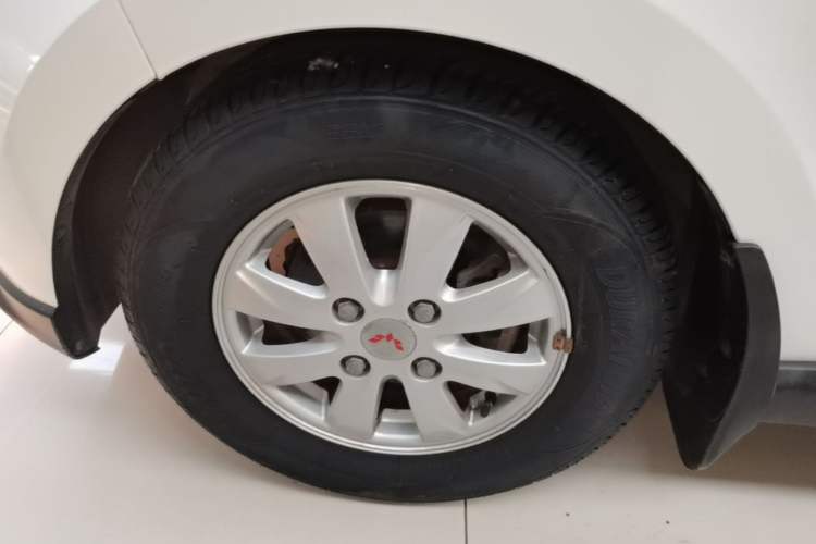 Used Wuling Hongguang 2014 1.5L S Luxury Model Left Front Wheel Hub