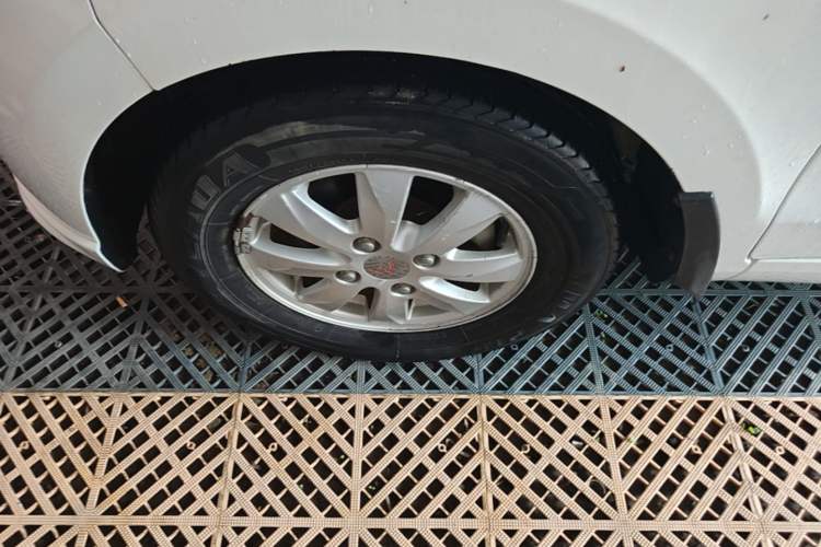 Used Wuling Hongguang 2014 1.5L S Standard Version Left Front Wheel Hub