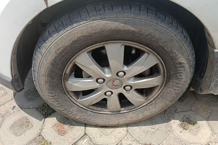 Used Wuling Hongguang 2014 1.5L S Standard Version Left Front Wheel Hub