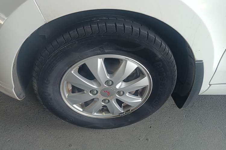 Used Wuling Hongguang 2014 1.5L S Standard Version Left Front Wheel Hub