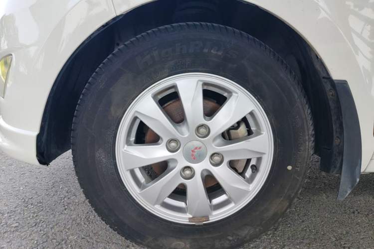 Used Wuling Hongguang 2014 1.5L S Standard Version Left Front Wheel Hub