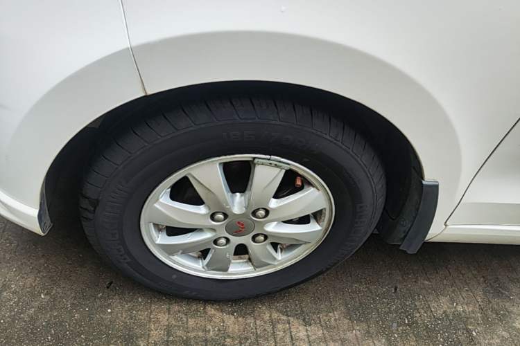 Used Wuling Hongguang 2014 1.5L S Standard Version Left Front Wheel Hub