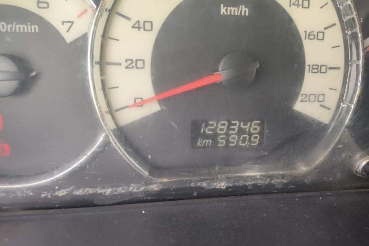 Used Wuling Hongguang 2014 1.5L S Comfort Model Odometer Close Up