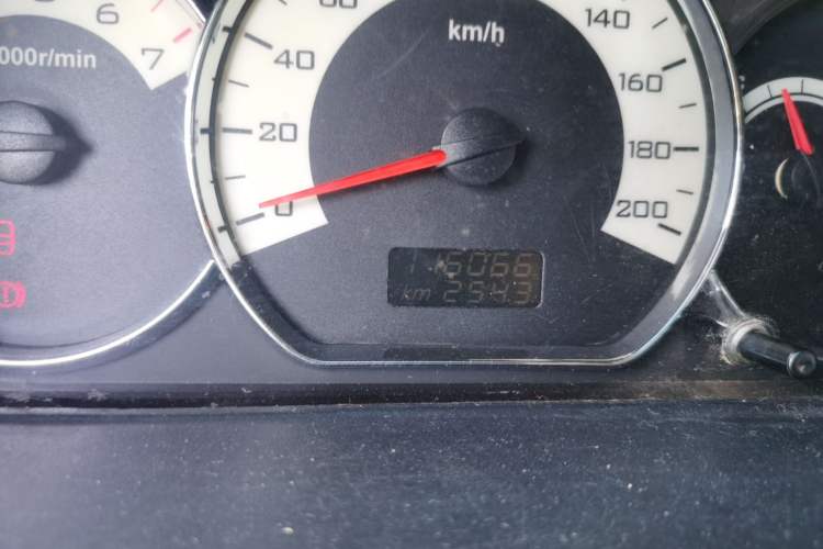 Used Wuling Hongguang 2014 1.5L S Comfort Model Odometer Close Up