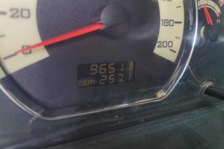 Used Wuling Hongguang 2014 1.5L S Comfort Model Odometer Close Up