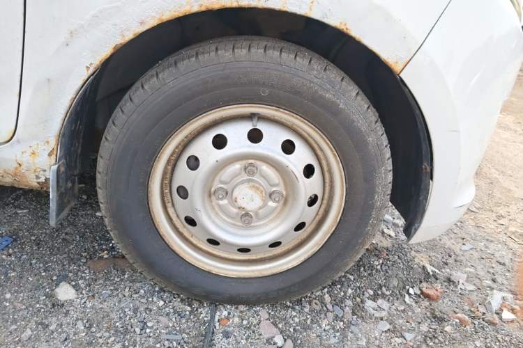 Used Wuling Hongguang 2014 1.5L S Comfort Model Right Front Wheel Hub