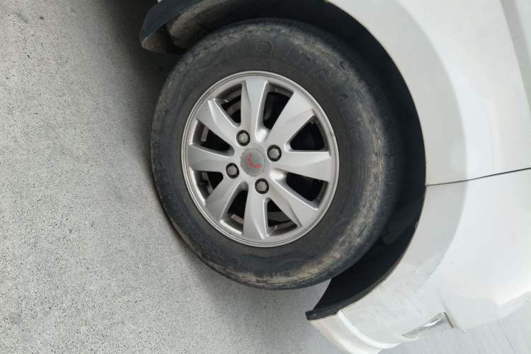 Used Wuling Hongguang 2014 1.5L S Standard Version Right Front Wheel Hub