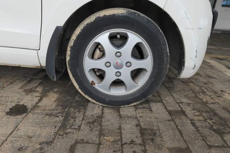 Used Wuling Hongguang 2014 1.5L S Luxury Model Right Front Wheel Hub