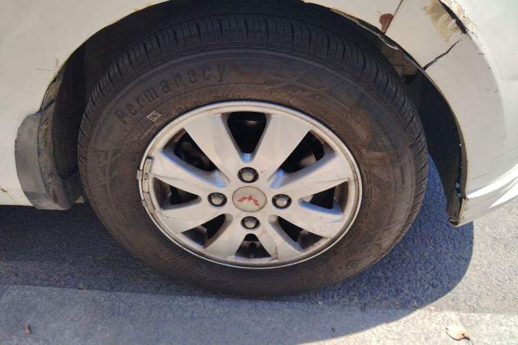Used Wuling Hongguang 2014 1.5L S Standard Version Right Front Wheel Hub