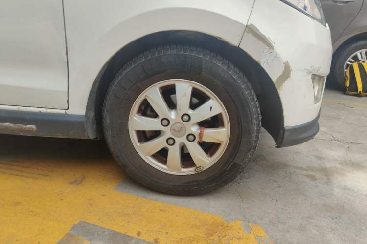 Used Wuling Hongguang 2014 1.5L S Luxury Model Right Front Wheel Hub
