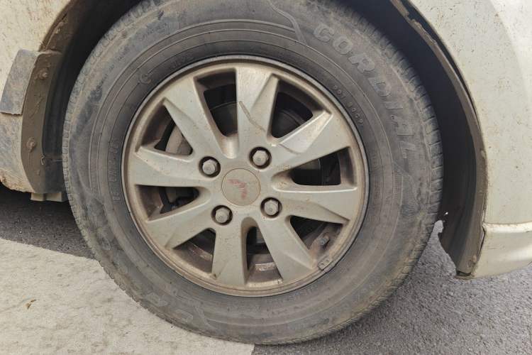 Used Wuling Hongguang 2014 1.5L S Standard Version Right Front Wheel Hub